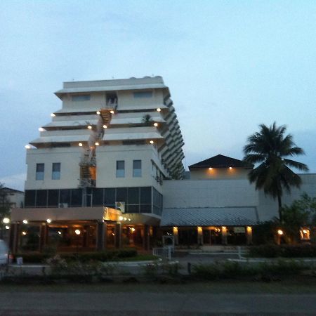 Paradorn Inn Chumphon Exterior photo