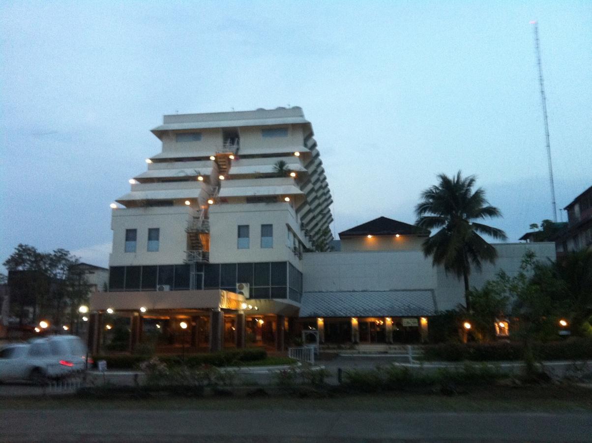 Paradorn Inn Chumphon Exterior photo