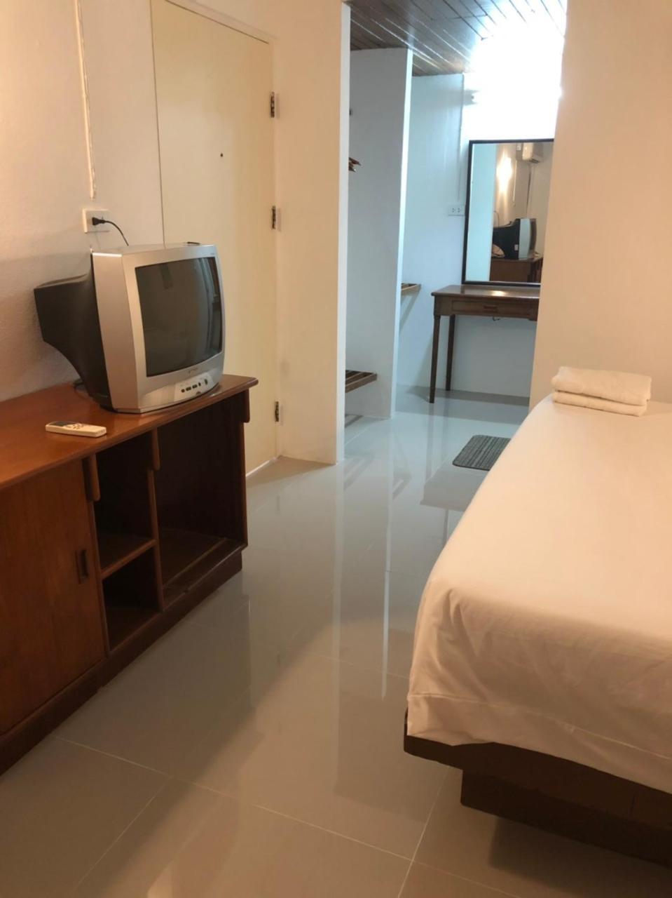 Paradorn Inn Chumphon Exterior photo